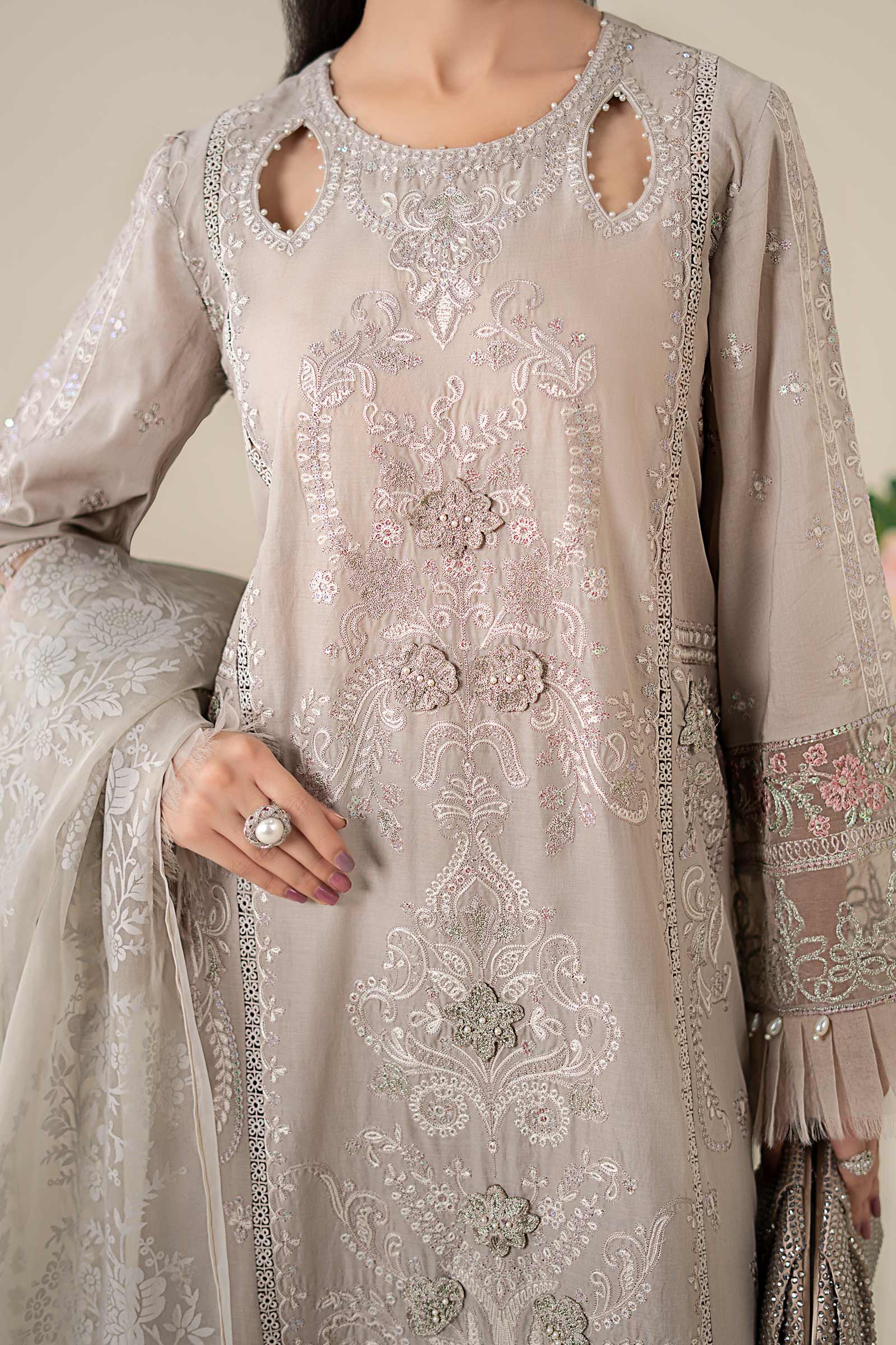 3 Piece Embroidered Lawn Suit - Image 4