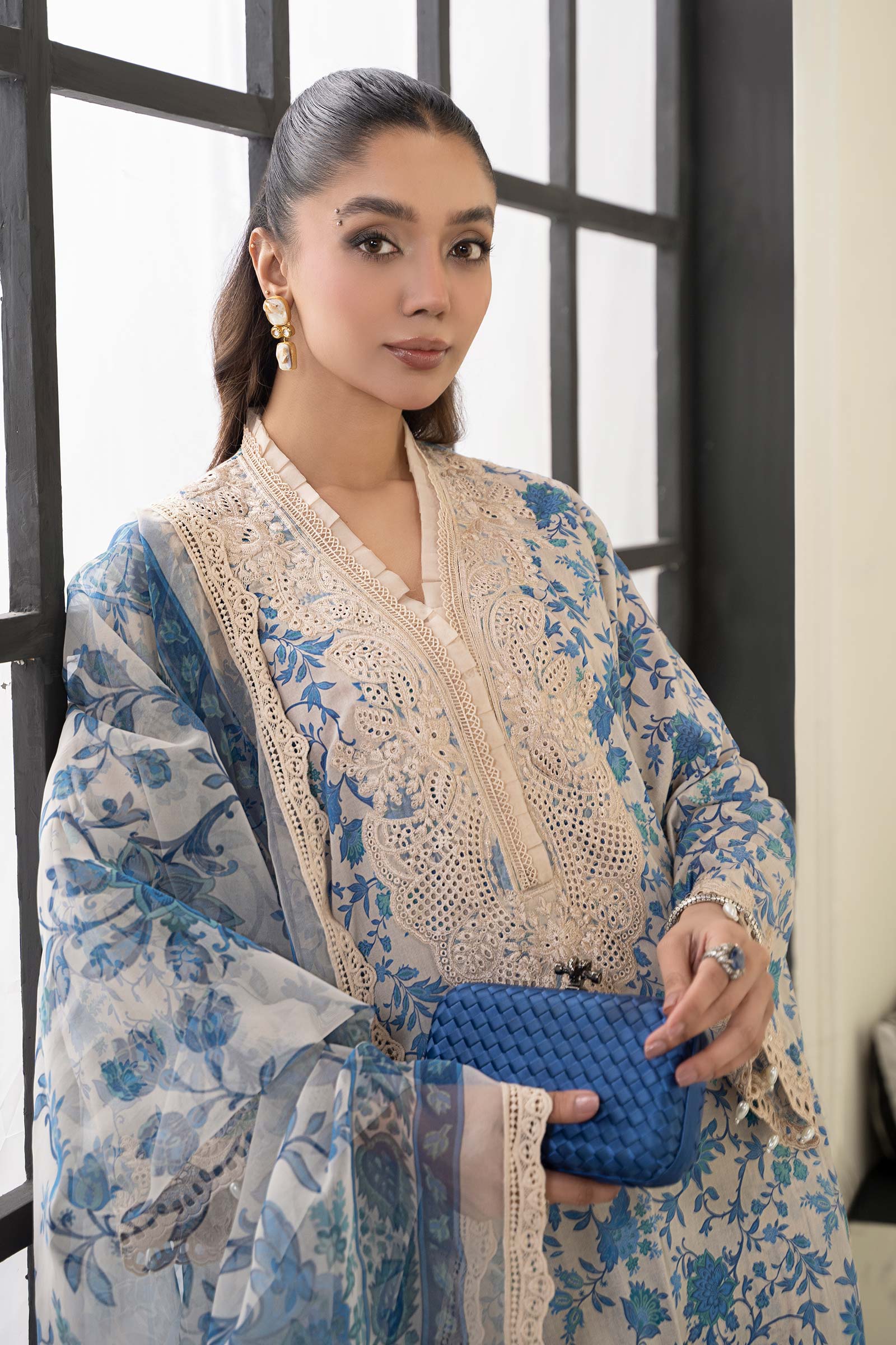 3 Piece Embroidered Lawn Suit - Image 3