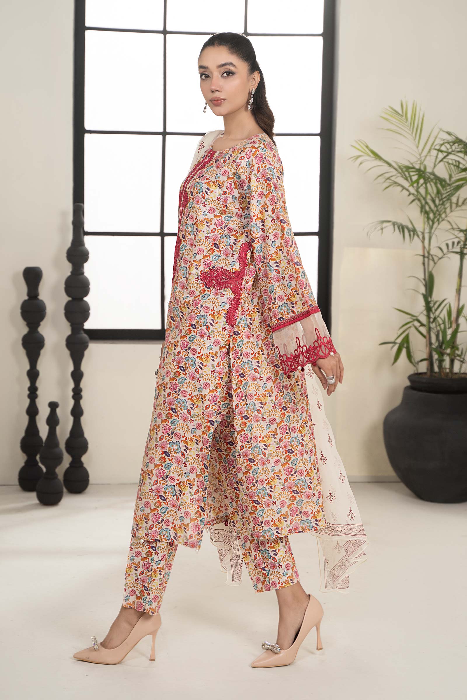 3 Piece Embroidered Lawn Suit - Image 5