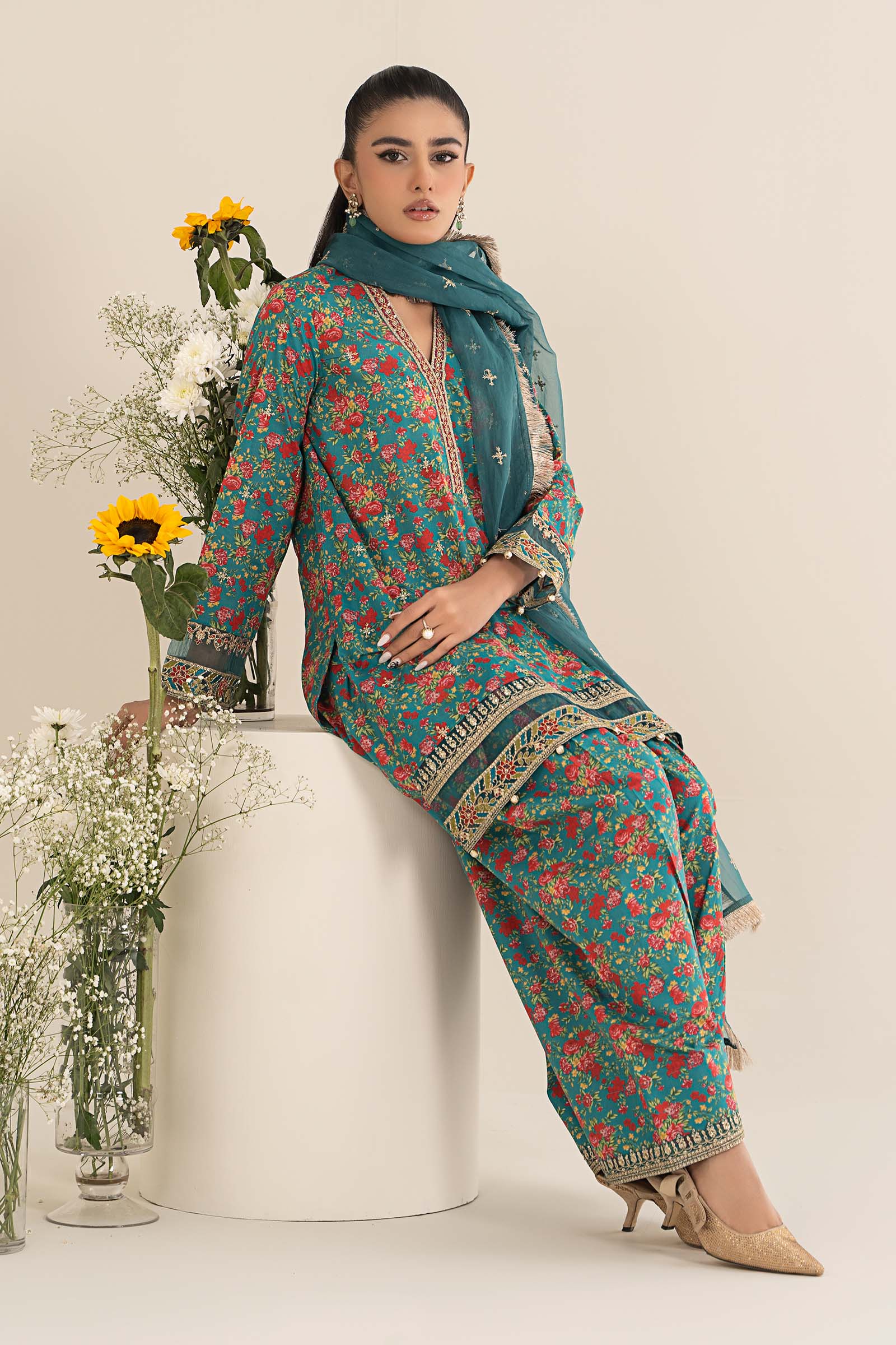 3 Piece Embroidered Lawn Suit - Image 5