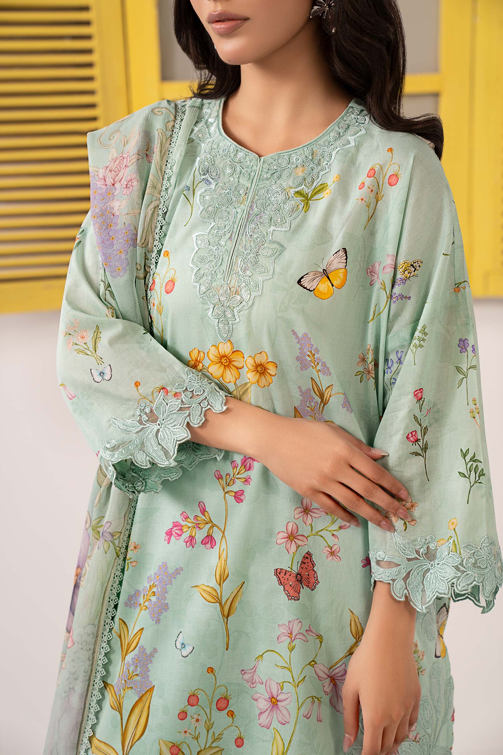 3 Piece Embroidered Lawn Suit - Image 4
