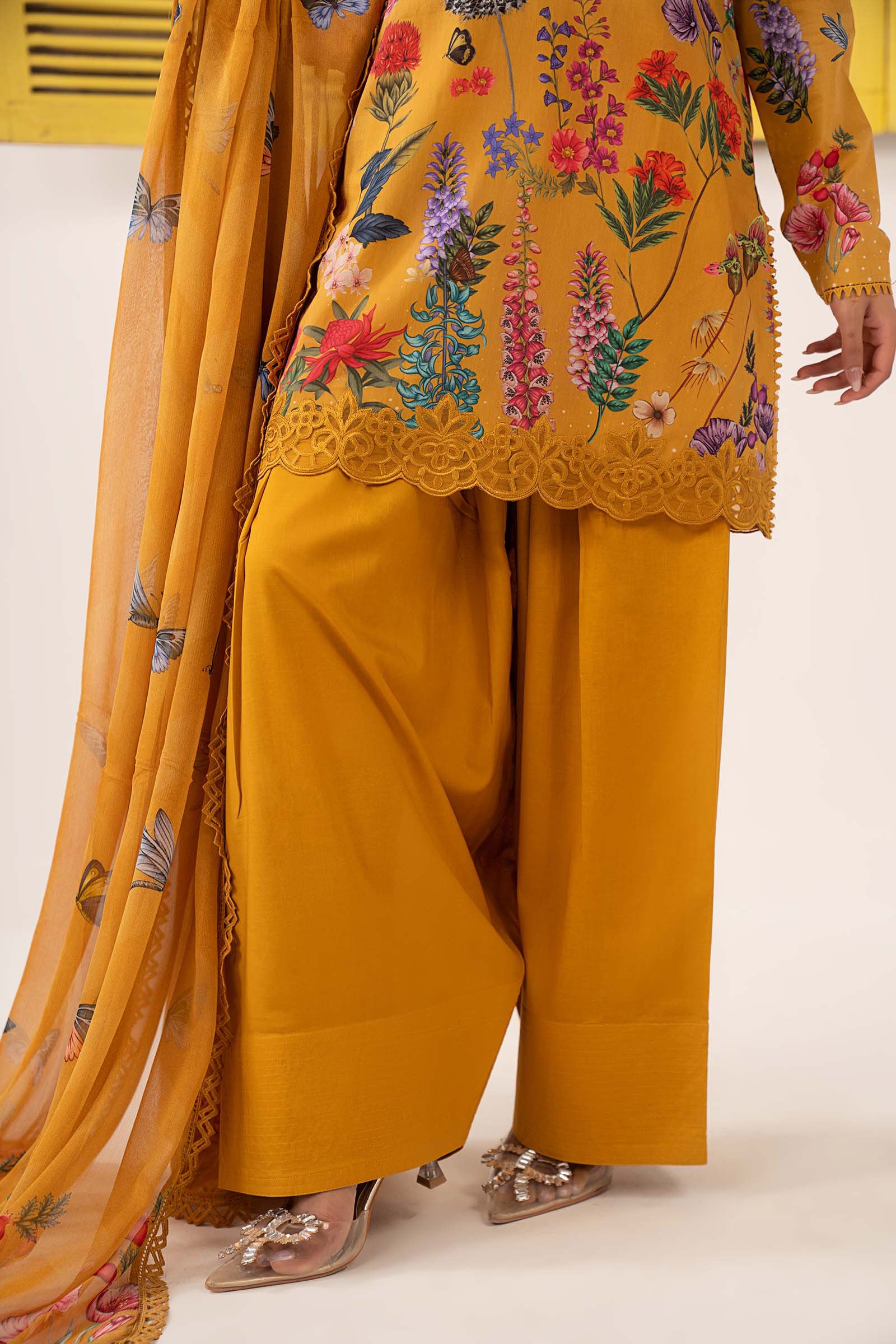 3 Piece Embroidered Lawn Suit - Image 4