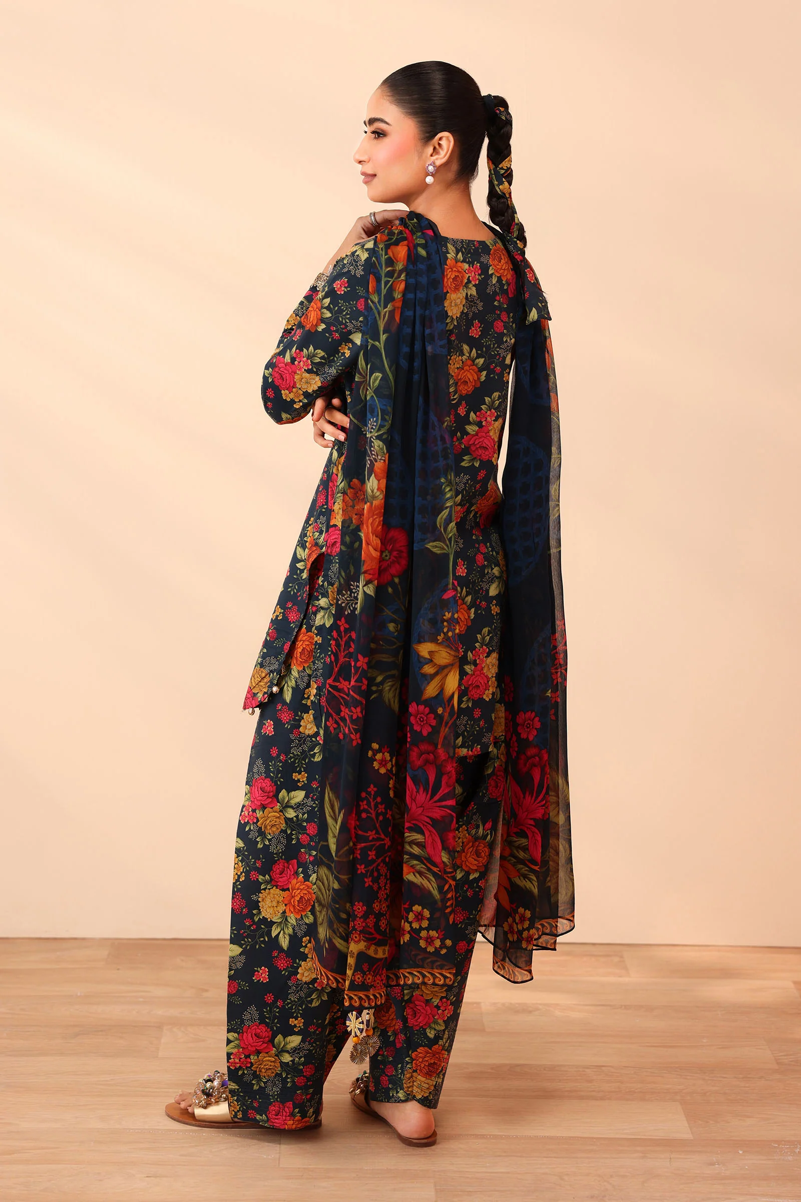 3 Piece Embroidered Lawn Suit - Image 5