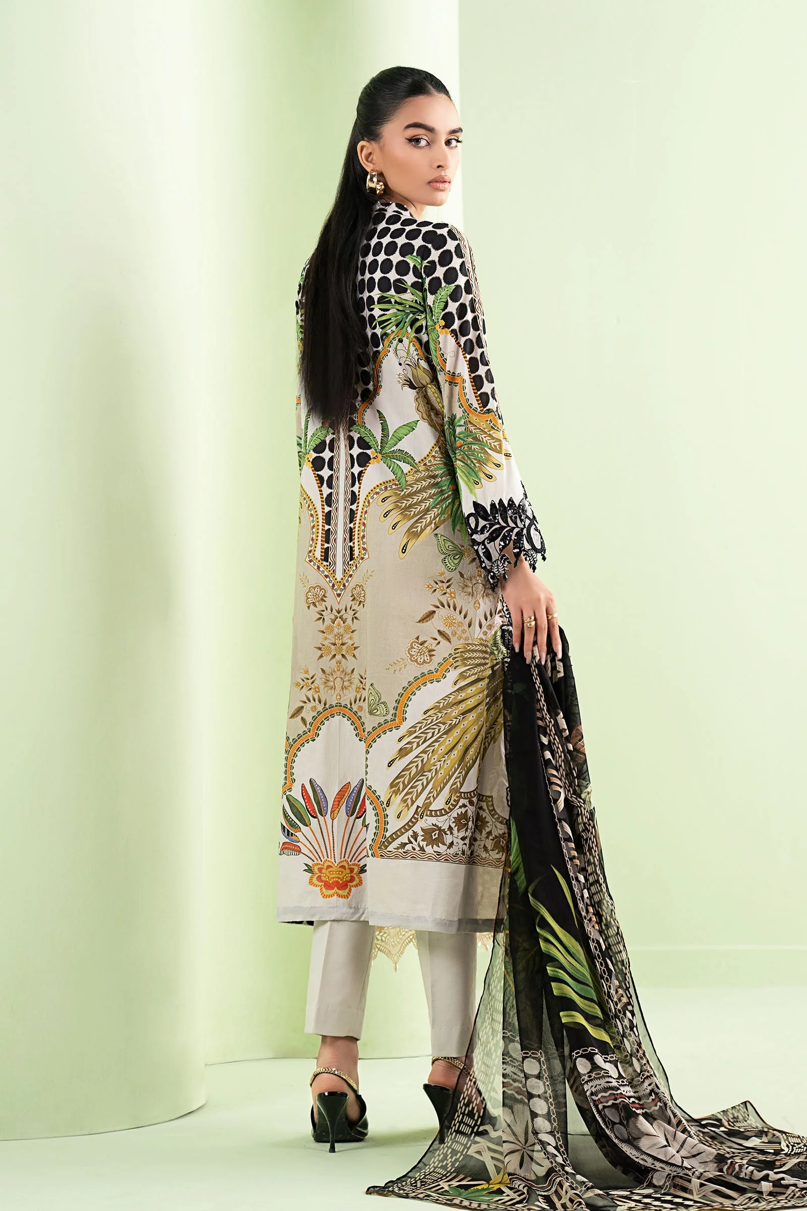 3 Piece Embroidered Lawn Suit - Image 7